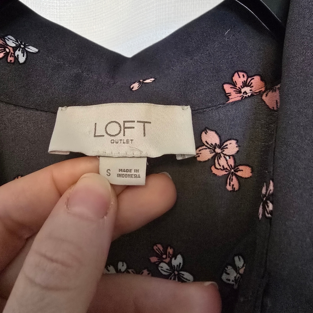 3/$15 Loft Floral Button Down Blouse Size Small - Picture 2 of 6